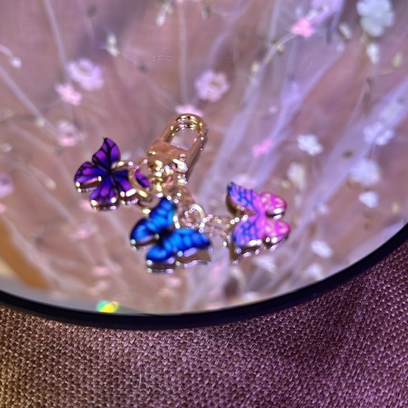 Butterflies 3 on Charm Goldtone Secure Clasp - Picture 4 of 4